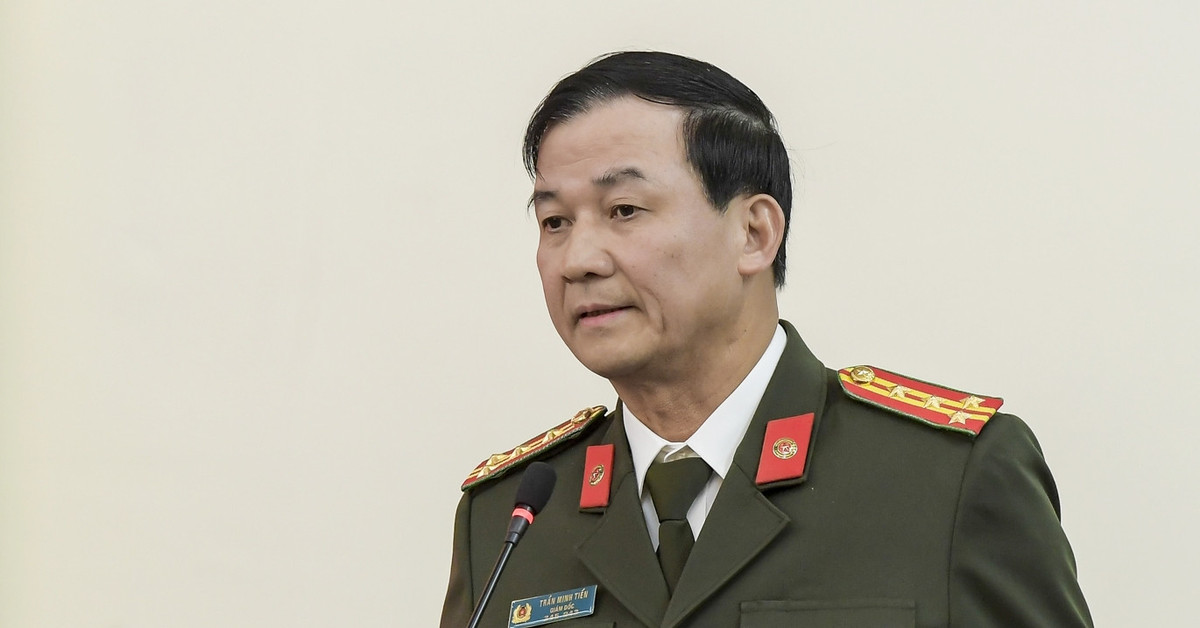 Đại tá Trần Minh Tiến sinh năm 1967, trưởng thành từ cơ sở, là cán bộ Công an tỉnh Hà Nam; từng đảm nhiệm các chức vụ Trưởng Công an huyện Bình Lục, Trưởng Phòng Cảnh sát hình sự và Phó Giám đốc, Thủ trưởng Cơ quan Cảnh sát điều tra Công an tỉnh Hà Nam.