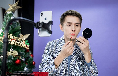 Nguoi dan ong livestream ban son chot 15.000 don trong 5 phut