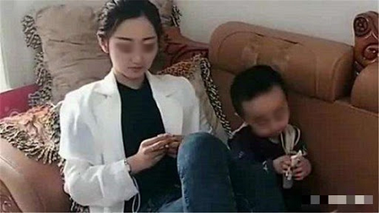 Cha me kien con gai 22 tuoi vi khong chiu cham em trai