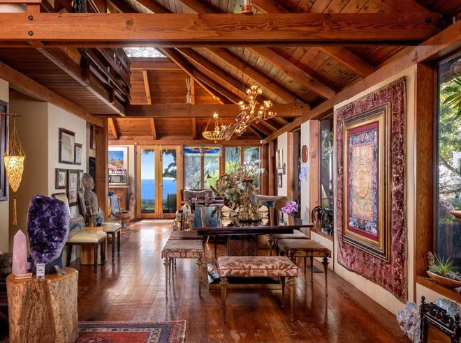 Những nội thất bằng gỗ vừa đem đến vẻ đẹp mộc mạc, sang trọng, vừa tạo cảm giác gần gũi với thiên nhiên. Không gian ăn uống, tiếp khách rộng rãi, thoáng đãng, nổi bật với những đồ trang trí cầu kỳ, lạ mắt.