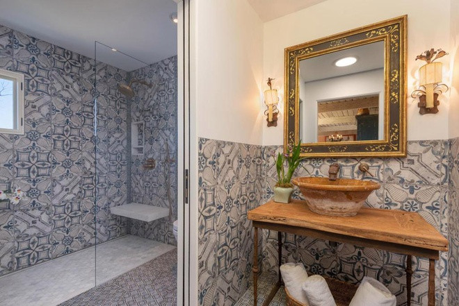 Phòng tắm chính trang nhã, được trang bị đầy đủ tiện nghi hiện đại, cao cấp.