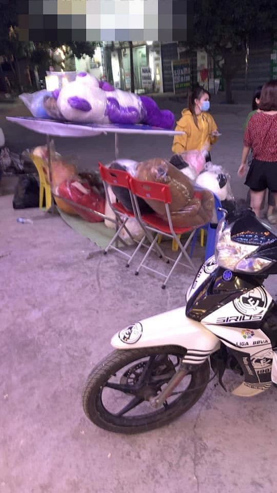 Mua qua tang ban gai nhung ngay sau chang trai doi qua tra-Hinh-2