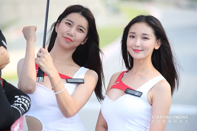 Năm 2017, Ji-hee từng giành giải "Người mẫu xe hơi được yêu thích nhất" trong cuộc thi Người mẫu châu Á do Hiệp hội Người mẫu Hàn Quốc tổ chức. Cô hiện là người mẫu độc quyền của đội đua Kumho Tire.