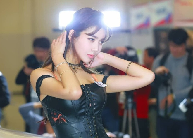 Ji-hee cũng là một gương mặt nổi tiếng trong lĩnh vực thời trang. Cô từng xuất hiện trên các sàn diễn lớn ở Hàn Quốc, một số chương trình truyền hình giải trí ăn khách của xứ củ sâm.