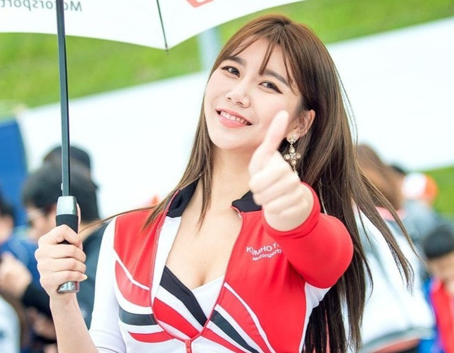 Đầu tháng 7 năm nay, Ji-hee gây chú ý khi chính thức trở thành giảng viên khoa ôtô tại Đại học Ajou - ngôi trường thuộc top 20 đại học danh tiếng của Hàn Quốc, theo Times Higher Education. Với kinh nghiệm nhiều năm trong lĩnh vực người mẫu ôtô, Ji-hee cho biết cô được phân nhiệm vụ hướng dẫn sinh viên trong chuyên ngành người mẫu và phát sóng.