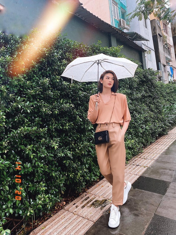 Đào Bá Lộc kể lể: "Mấy nay bệnh nên rất lười ăn diện và trang điểm. Ra phố thật phờ phạc. May là người yêu nói ảnh yêu nội tâm của em".