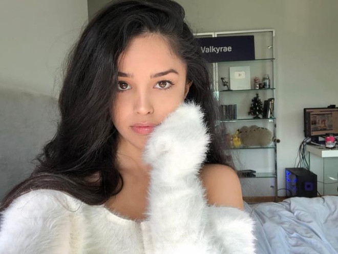 Hồi tháng 1, Valkyrae trở thành streamer độc quyền của YouTube. Thù lao cho công việc phát sóng của cô trong một năm ước tính vào khoảng 1 triệu USD, chưa tính tiền tham dự sự kiện, hợp đồng quảng cáo.