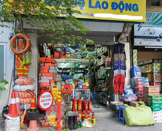 Mat hang bat ngo chay hang co so san xuat lam viec xuyen dem