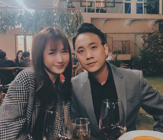 Ngoài sự nghiệp riêng, Trâm Anh cũng thường xuyên đi cùng chồng đến các buổi diễn, sự kiện, được coi là hậu phương vững chắc của nam rapper. Về phía JustaTee, anh hay bày tỏ tình cảm dành cho vợ qua những bức ảnh ngọt ngào kèm chú thích hài hước trên trang cá nhân.