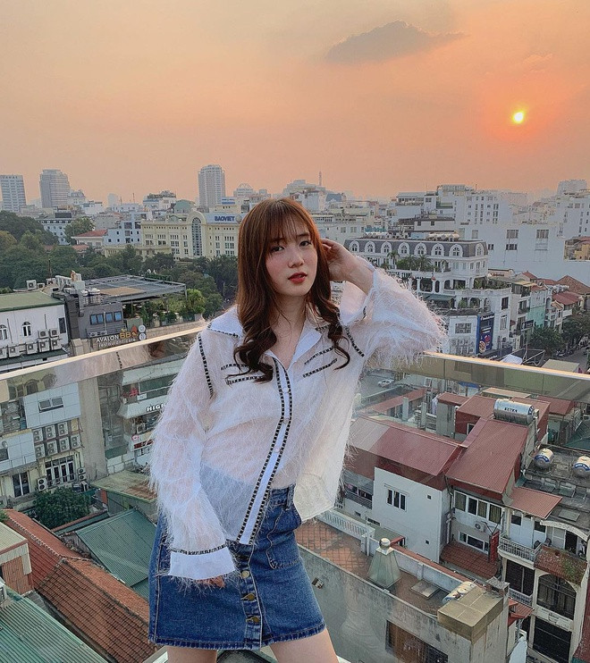 Sau khi kết hôn, Trâm Anh theo chồng Nam tiến. Cô cũng lui về ở ẩn, tập trung kinh doanh và chăm sóc con gái thay vì làm mẫu ảnh, dự sự kiện nhiều như trước. Hầu hết bài đăng của hot girl Hà thành đều liên quan đến bé Cici, chia sẻ cách chăm sóc con hay chế độ dinh dưỡng cho mẹ và bé.