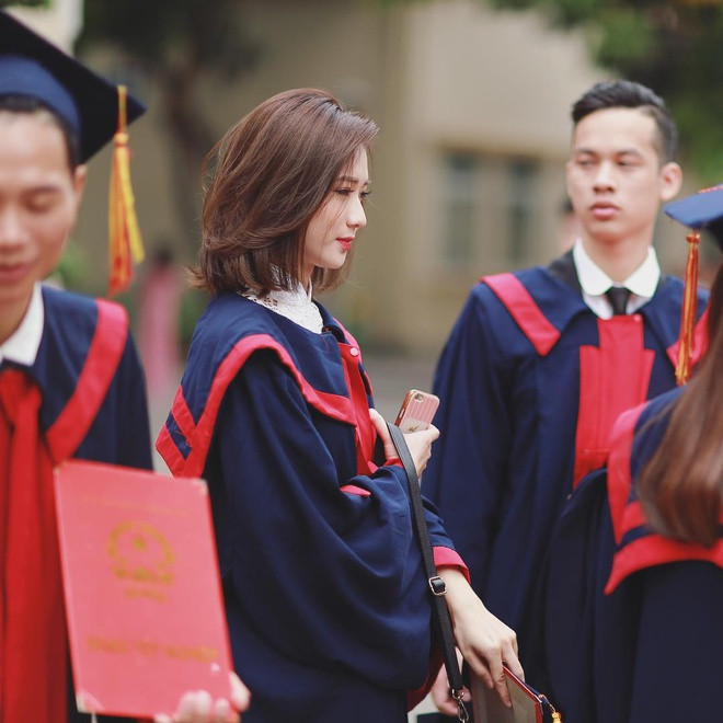 Sau khi gây chú ý không lâu, Trâm Anh công khai hẹn hò ca sĩ JustaTee. Cặp trai tài gái sắc nhận được nhiều lời khen xứng đôi. Cùng thời gian này, hot girl sinh năm 1995 thi đỗ vào Học viện Báo chí và Tuyên truyền với số điểm 22,5.