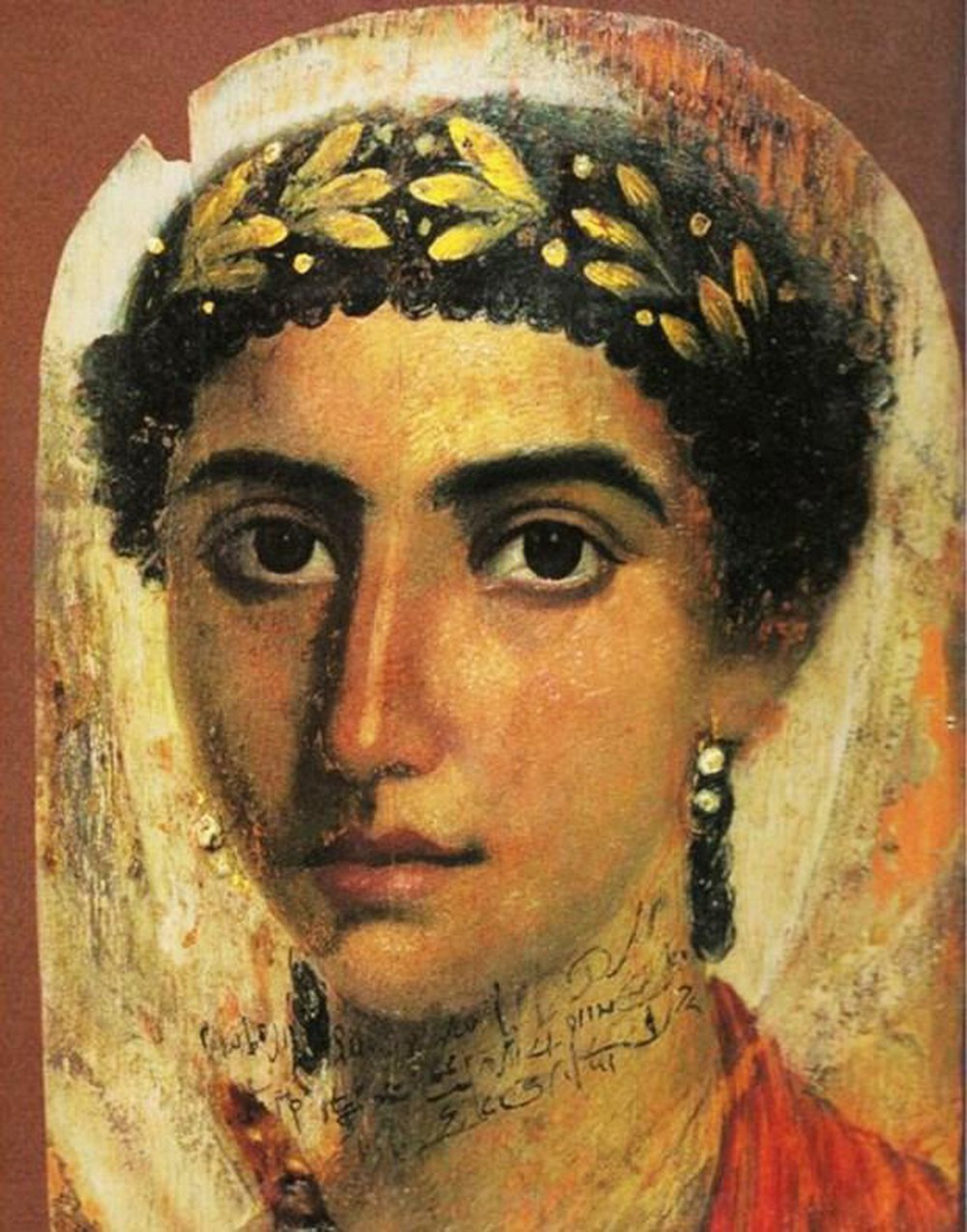 Rome cổ đại: Đến thế kỷ 1, việc trang điểm ở nam giới có nhiều thay đổi theo hướng bóng bẩy hơn. Đàn ông La Mã thường làm hồng má, sử dụng bột phấn làm trắng da. Nam giới cũng sơn móng tay bằng hỗn hợp mỡ lợn và máu. Thời Rome cổ đại, giới quý tộc tin rằng việc dùng sơn bôi lên đầu giúp họ che vết hói. Trong ảnh là người đàn ông Fayum trang điểm và đeo nhiều trang sức.