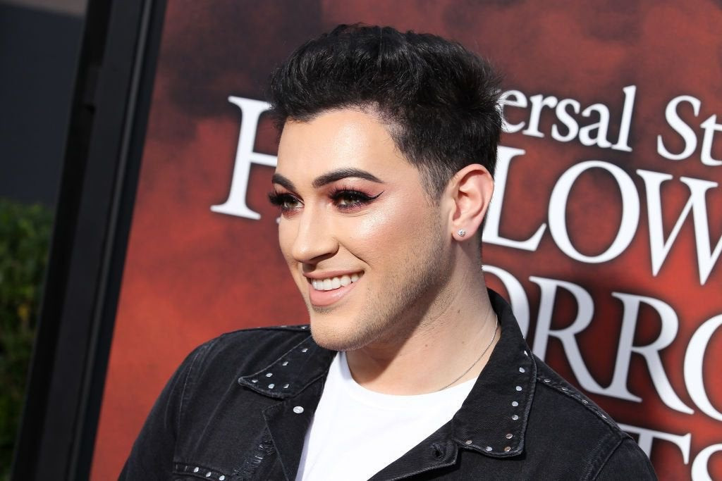  Từ việc thể hiện quyền lực ở Ai Cập cổ đại, trang điểm ngày nay trở thành công cụ để nam giới hay những nghệ sĩ nam thể hiện cá tính thậm chí xu hướng tính dục. Tuy vẫn còn nhiều kỳ thị nhưng nhiều công ty đã phát triển dòng mỹ phẩm như kem dưỡng có thành phần che khuyết điểm, kem chống nắng có màu cho nam giới... "Chúng ta khó lòng đoán được tương lai, chỉ biết rằng công nghệ làm đẹp không chỉ dành cho đàn ông, sự kỳ thị cũng đã giảm đi nhiều", chuyên gia khẳng định. 