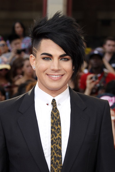 Đầu những năm 2000: Bước qua thế kỳ 21, Hollywood và thế giới xuất hiện ngày càng nhiều ngôi sao cá tính, không ngại thể hiện xu hướng tính dục thông qua trang điểm và làm đẹp. Pete Wentz, Jared Leto, và nhất là Adam Lambert (ảnh) đã góp phần mang trào lưu metrosexuality - chỉ những người đàn ông đặc biệt chăm chút ngoại hình, thậm chí nữ tính - lan ra toàn cầu. Kiểu kẻ viền mắt của ngôi sao cá tính như Lambert thường được gọi là guyliner thay vì eyeliner như ở nữ giới. Ở giai đoạn này, sản phẩm trang điểm và làm đẹp dành cho đàn ông xuất hiện ồ ạt, điển hình là thương hiệu Yves Saint Laurent. 