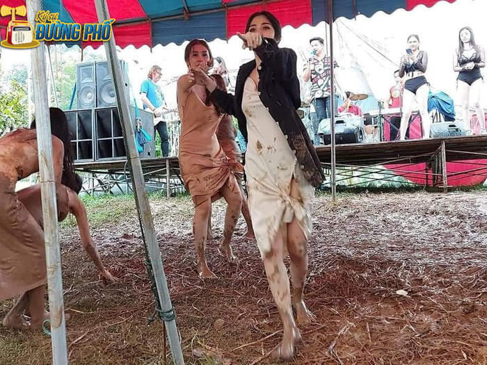 Hoi chi em tum vay 'quay' tung bun trong dam cuoi-Hinh-5