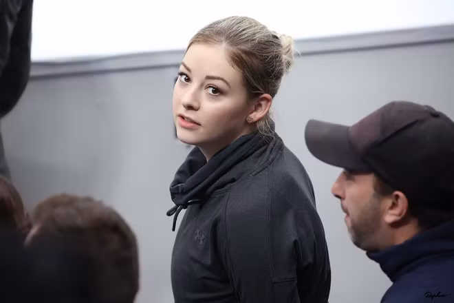 Ngoài sự nghiệp thể thao giàu thành tích, VĐV 25 tuổi nhận nhiều tình cảm yêu mến nhờ sở hữu vẻ ngoài xinh đẹp, nụ cười tỏa nắng. Cô được dân mạng biết đến với biệt danh "búp bê trượt băng nghệ thuật của Mỹ".