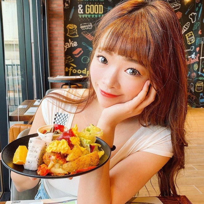 Bên cạnh công việc chính, Chuyi còn là vlogger về du lịch, ẩm thực và thời trang. Cô thường xuyên chia sẻ về những chuyến đi của mình qua kênh cá nhân và hút lượng người theo dõi lớn.