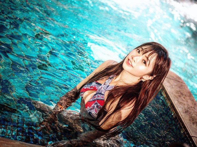 Tại trang cá nhân, cô thường xuyên đăng ảnh khoe thân hình nóng bỏng, đường cong quyến rũ cùng vòng một "khủng". Chuyi còn là người mẫu và gương mặt quảng cáo cho một số thương hiệu thời trang.