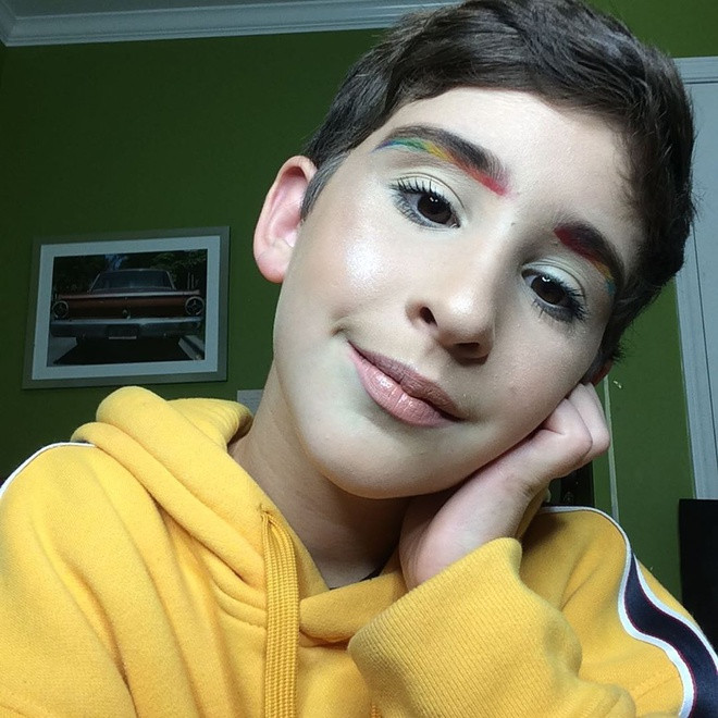 Với 1,1 triệu người theo dõi chỉ sau 3 năm xuất hiện trên Internet, Harrison Schwartz (sinh năm 2008) nằm trong danh sách những makeup artist nhí nổi tiếng nhất thế giới. Cậu bé Mỹ thường xuyên chia sẻ các video hướng dẫn trang điểm cũng như “tác phẩm nghệ thuật” trên gương mặt.