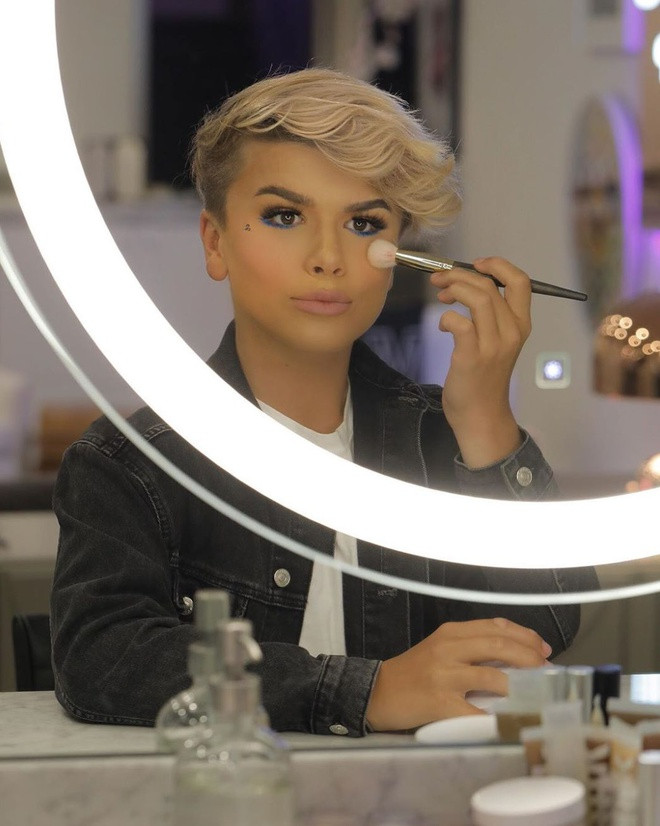 Reuben De Maid (sinh năm 2005) là một beauty blogger trứ danh ở xứ Wales (Anh) sở hữu hơn 281.000 người theo dõi trên mạng xã hội. Từ năm 9 tuổi, cậu bé đã bày tỏ hứng thú với trang điểm. Ở tuổi 14, cậu bé thuần thục các kỹ thuật trang điểm như các chuyên gia, đặc biệt là khả năng đánh nền và tạo khối cho gương mặt.