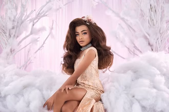 Bên cạnh Nong Pear, Thái Lan còn có một tài năng trang điểm trẻ tuổi khác là Nes (sinh năm 2006). Từ khi còn rất nhỏ, cậu bé chơi đùa với mỹ phẩm của mẹ. Nhờ sự ủng hộ từ phía gia đình, Nes nhanh chóng thể hiện năng khiếu của mình, bao gồm cả khả năng hóa thân thành con gái xuất sắc. Ban đầu, Nes thường xuyên bị bạn bè cùng lớp chế nhạo vì sở thích đặc biệt cũng như cách ăn mặc nữ tính của mình. Thế nhưng, cậu bé không cảm thấy xấu hổ hay từ bỏ đam mê.