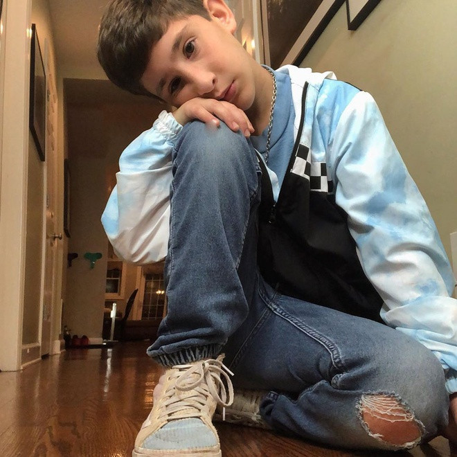 Bằng tài năng xuất chúng của mình, Harrison hợp tác và trở thành gương mặt đại diện cho các thương hiệu mỹ phẩm đình đám trên thế giới như New Artist Cosmetics, Maybelline, Huda Beauty và Too Faced.