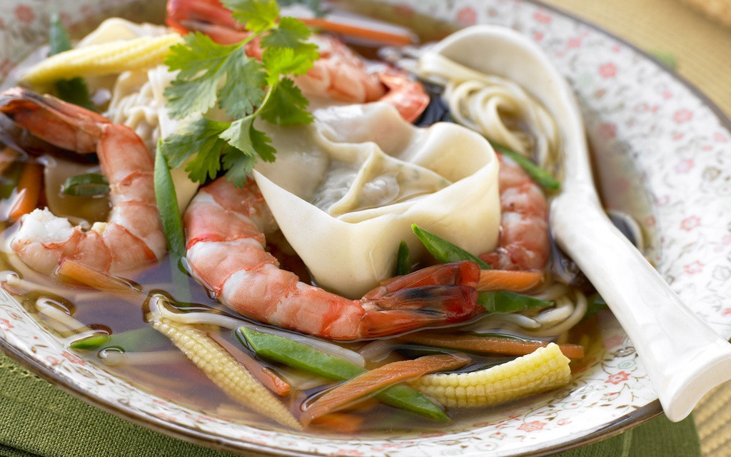  Súp Tôm Yum Goong - Thái Lan: Nổi tiếng chua và nóng, loại súp này có tôm, riềng mẻ, gừng, ngò, sả, ớt và lá chanh. Đây là phương thuốc chữa cảm lạnh của Thái Lan vì họ quan niệm rằng thức ăn cay có tác dụng thông xoang, dù chỉ là tạm thời. Ảnh: Travelandleisure.