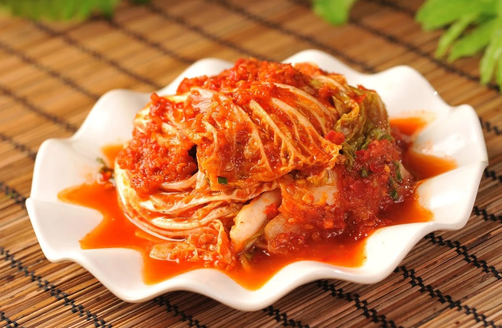  Kim chi - Hàn Quốc: Sự kết hợp của các loại rau muối lên men như cải thảo, củ cải, dưa chuột và bột ớt đỏ là món ăn thông dụng trong mỗi bữa ăn của người Hàn Quốc. Ngoài ra, người dân nước này cũng coi đây là phương thức điều trị mỗi khi bị cảm lạnh. Ảnh: Allrecipes.