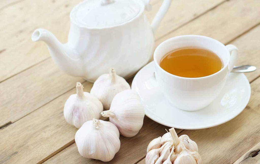  Trà tỏi - Tây Ban Nha: Trà tỏi với một thìa cà phê mật ong là phương pháp trị cảm cúm tại nhà phổ biến ở Tây Ban Nha. Chiết xuất cay nồng của tỏi giúp ức chế cơn ho và hoạt động như thuốc thông mũi. Ảnh: Verywellfit.