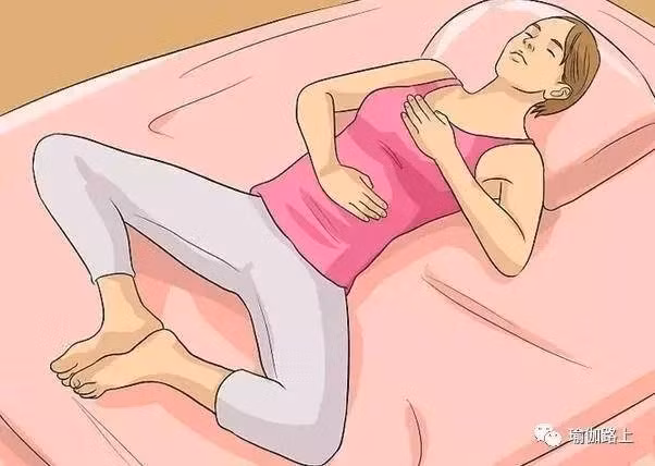 Nam tren giuong tap yoga moi ngay bung nho chan thon ngay