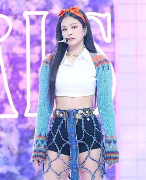 Stylist chuyên “cắt xén” đồ hiệu của BLACKPINK - Hình 12 Stylist chuyen “cat xen” do hieu cua BLACKPINK-Hinh-12