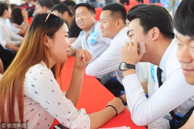 Co gai Trung Quoc dan theo 23 nguoi 'an ke' khi di hen ho