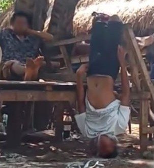 Thanh nien Indonesia bi phat treo nguoc nguoi nhu 'con vat'