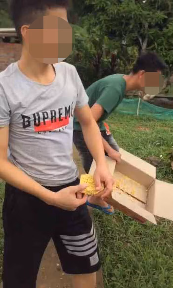 Bi chi trich vi nem mi tom xuong ao khi mien Trung lu lut