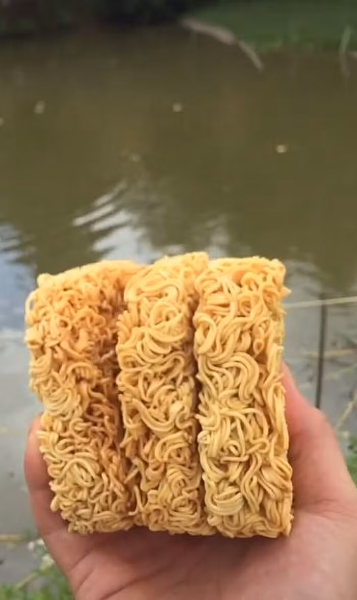 Bi chi trich vi nem mi tom xuong ao khi mien Trung lu lut-Hinh-2