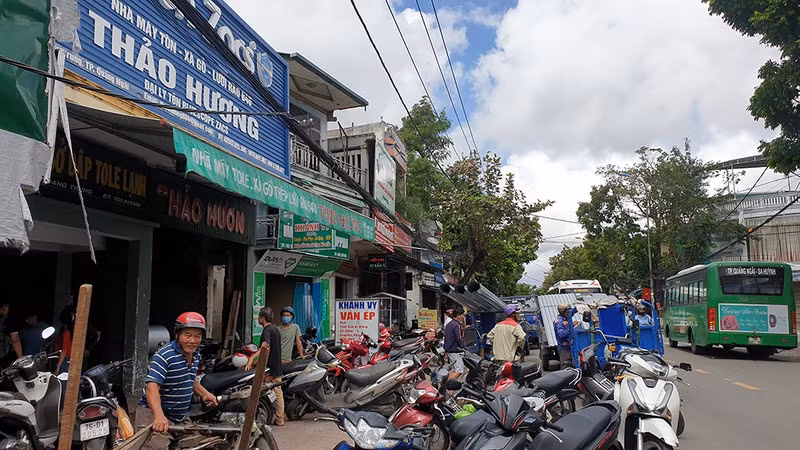 Quang Ngai: 80.000 dong/vien ngoi, chay 3 huyen van khong mua duoc-Hinh-5