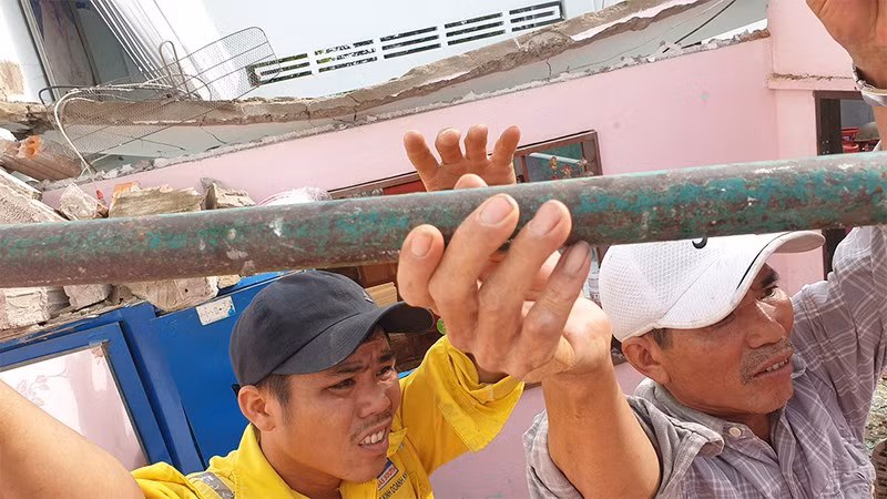 Quang Ngai: 80.000 dong/vien ngoi, chay 3 huyen van khong mua duoc