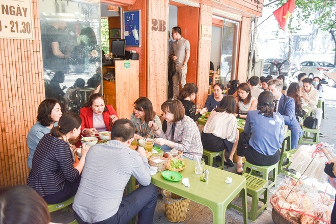 Quan banh canh 'sieu dong' o Ha Noi co gi hot?