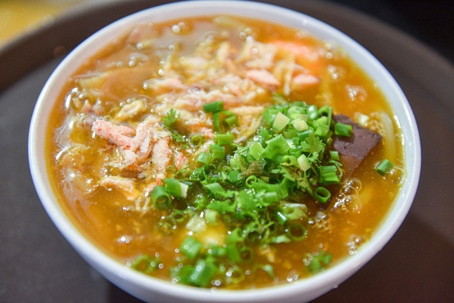 Quan banh canh 'sieu dong' o Ha Noi co gi hot?-Hinh-5