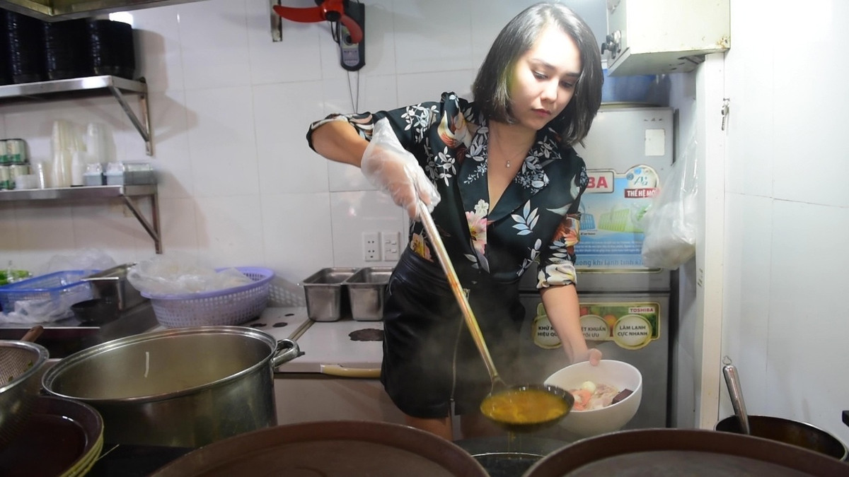 Quan banh canh 'sieu dong' o Ha Noi co gi hot?-Hinh-6