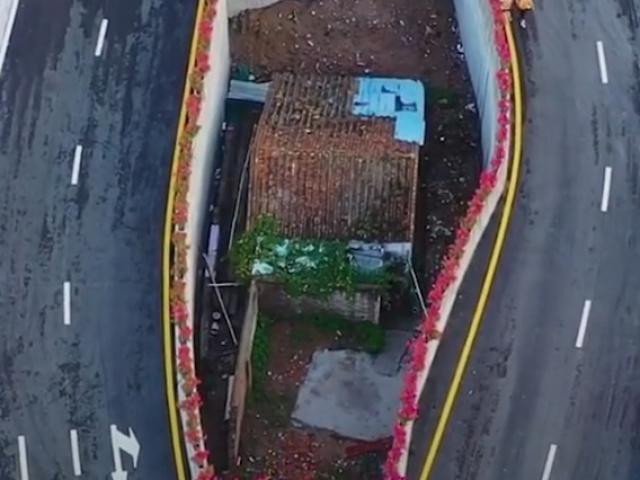 Ngôi nhà ”cứng đầu” nằm giữa đường, chủ nhân ”chê” hơn 4 tỷ không chịu chuyển Nhiều người dân cảm thấy lạ lùng khi chủ nhân đã từ chối số tiền bồi thường "khủng" để ở lọt thỏm bên... Bấm xem &gt;&gt;