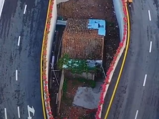 Ngôi nhà ”cứng đầu” nằm giữa đường, chủ nhân ”chê” hơn 4 tỷ không chịu chuyển Nhiều người dân cảm thấy lạ lùng khi chủ nhân đã từ chối số tiền bồi thường "khủng" để ở lọt thỏm bên... Bấm xem >>