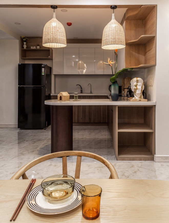 Khu vực bếp được thiết kế gọn gàng, ngăn nắp, tiện cho việc nấu nướng, dọn dẹp. Việc lựa chọn ánh sáng vàng nhẹ nhàng giúp không gian bếp luôn ấm cúng, gần gũi. 