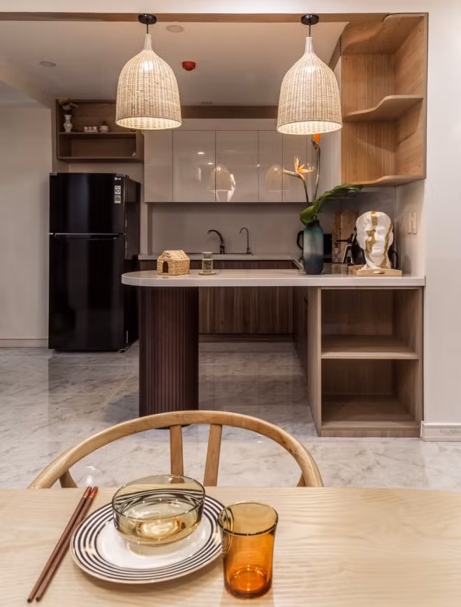 Khu vực bếp được thiết kế gọn gàng, ngăn nắp, tiện cho việc nấu nướng, dọn dẹp. Việc lựa chọn ánh sáng vàng nhẹ nhàng giúp không gian bếp luôn ấm cúng, gần gũi. 