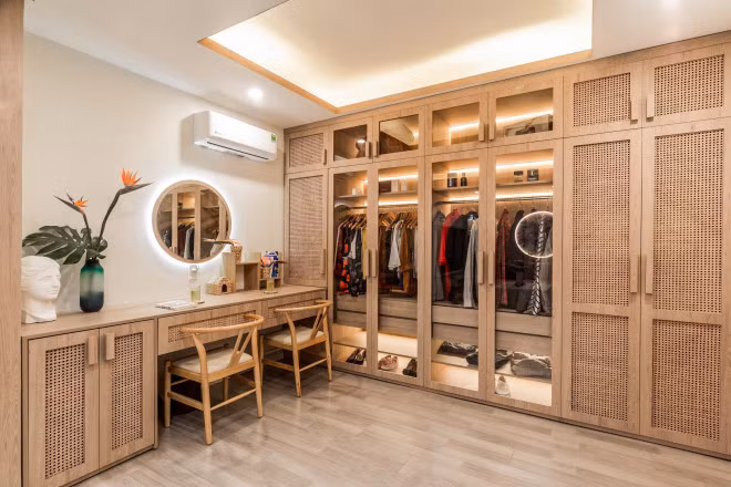 Khu vực tủ quần áo tiện dụng, ngăn nắp tạo cảm giác gọn gàng sạch sẽ đậm chất Nhật Bản.