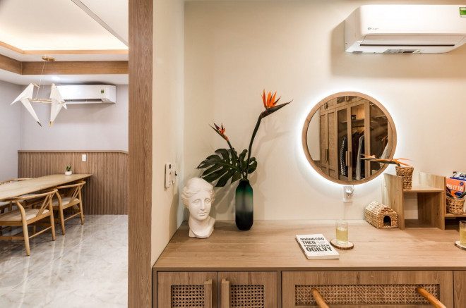 Căn hộ có diện tích không quá lớn nên được bày biện rất gọn, kết hợp các chi tiết cực kì khéo léo và linh hoạt.