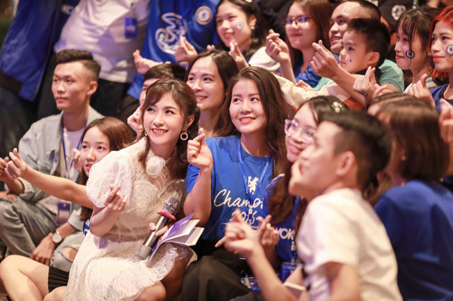 Mới đây FC Chelsea ở Việt Nam cũng đã đứng ra kêu gọi mọi người cùng chung tay giúp đỡ đồng bào bị lũ lụt và có cử đại diện đến tận nơi để thăm nom, phát quà cho mọi người.