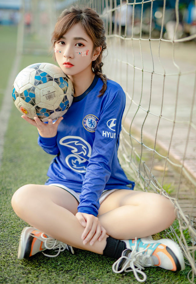 Là cô gái có vẻ mong manh, nữ tính nhưng Minh Châu lại là fan của môn thể thao vua. Đặc biệt, cô thần tượng "Voi rừng Didier Drogba" của đội Chelsea