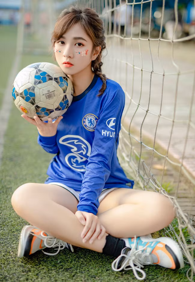 Là cô gái có vẻ mong manh, nữ tính nhưng Minh Châu lại là fan của môn thể thao vua. Đặc biệt, cô thần tượng "Voi rừng Didier Drogba" của đội Chelsea