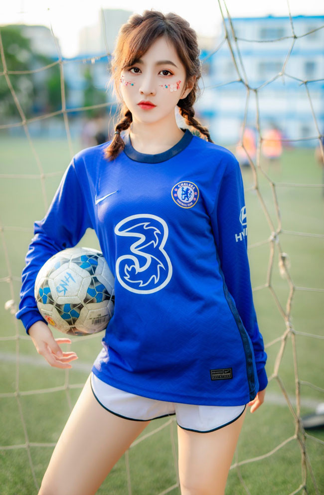 Mấy năm gần đây, Minh Châu cũng là fan của đội tuyển Việt Nam và thường xuyên theo dõi tuyển nhà thi đấu. Châu cho hay, cô thường xuyên "đi bão" ăn mừng với bạn mỗi khi đội nhà chiến thắng trong các trận bóng lớn.